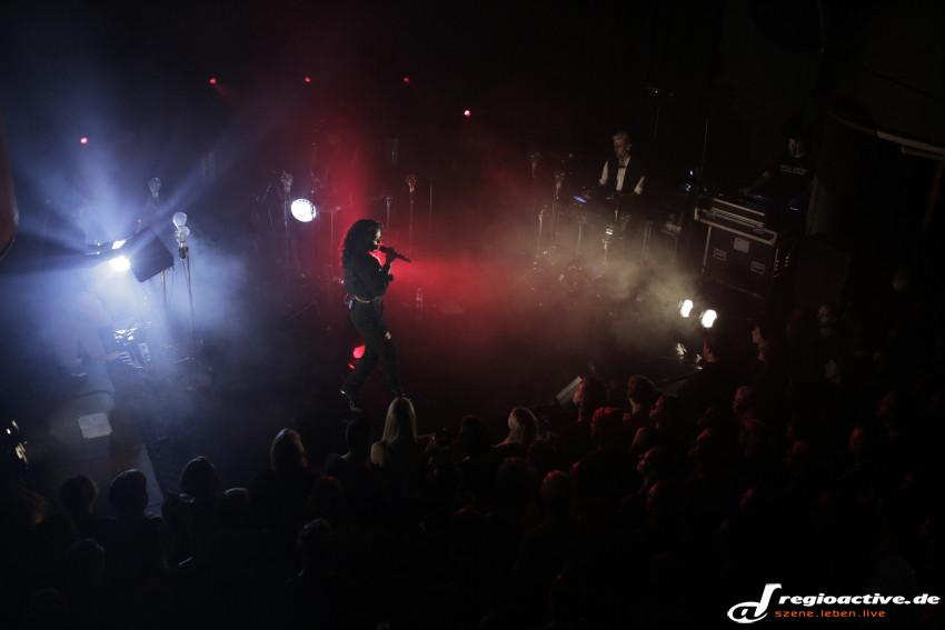 FKA twigs (live in Hamburg, 2014)